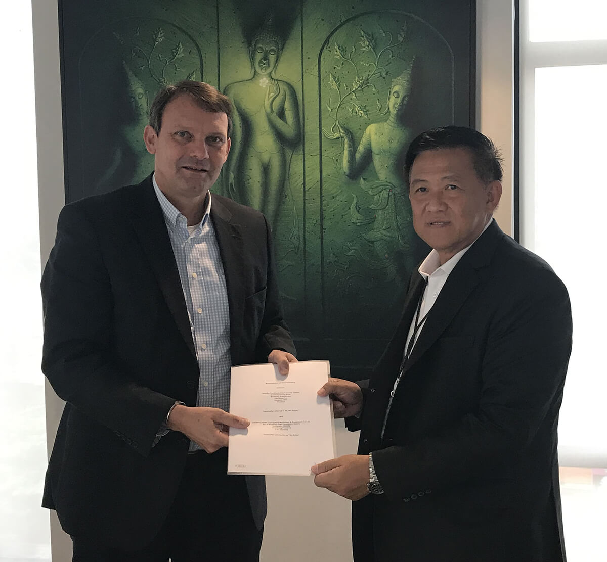 Wanthana Jaroennawarat. Managing Director Vanachai Group of Companies (right) with Henning Gloede (Managing Director Siempelkamp Pte. Ltd. Singapore)
